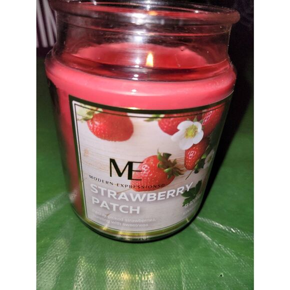 Strawberry 🍓 patch 18oz scented candle - Picture 1 of 1